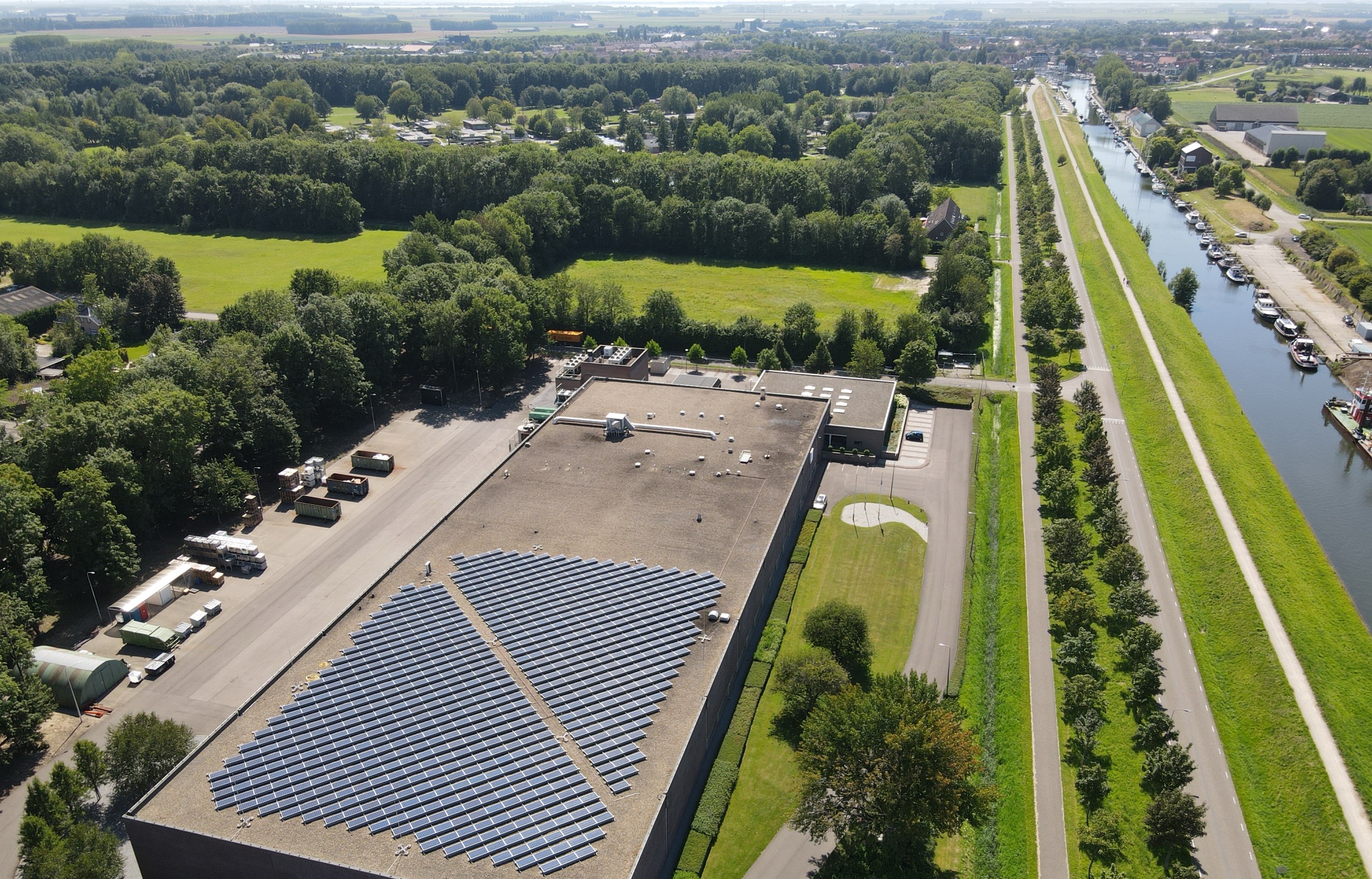 Industrie vastgoed met zonnepanelen