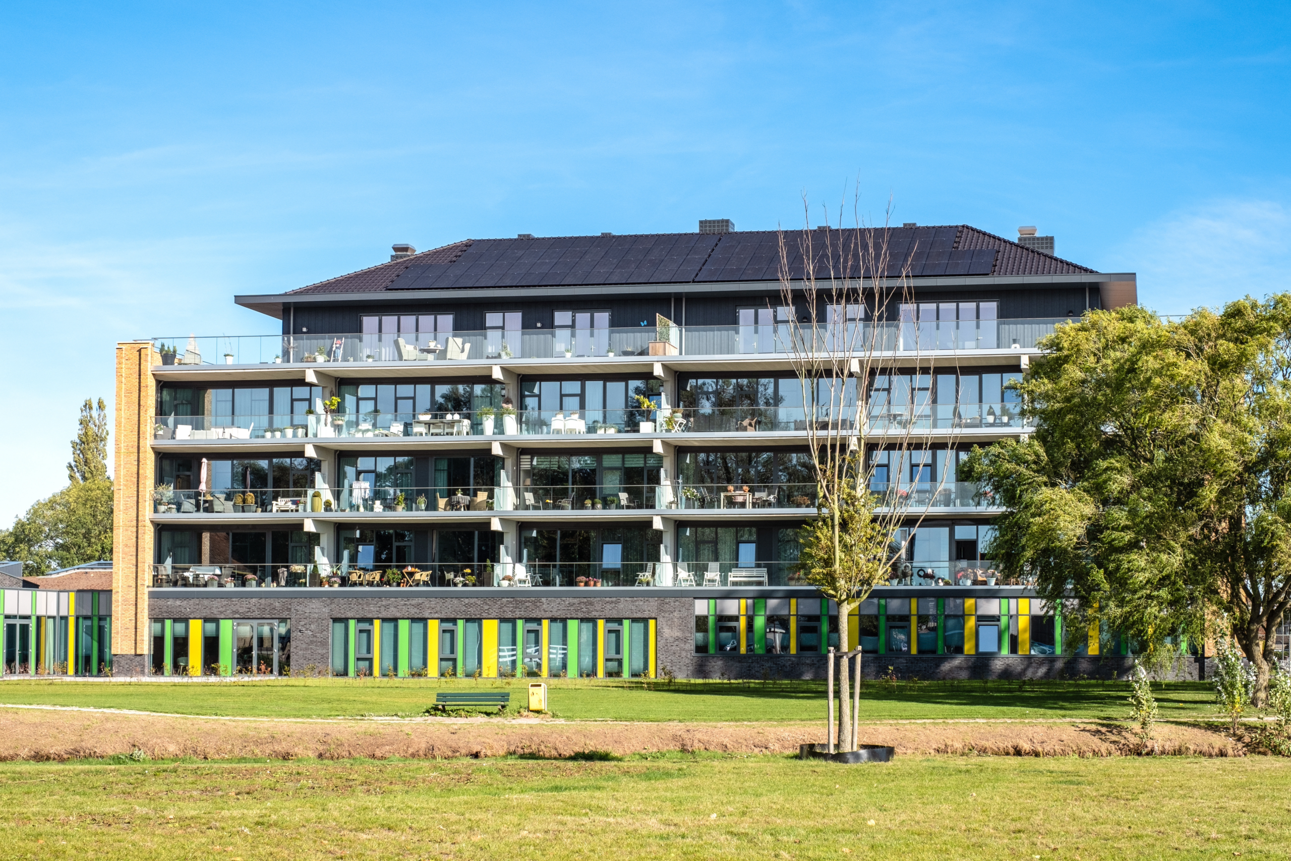 Verzorgingshuis met zonnepanelen op het dak