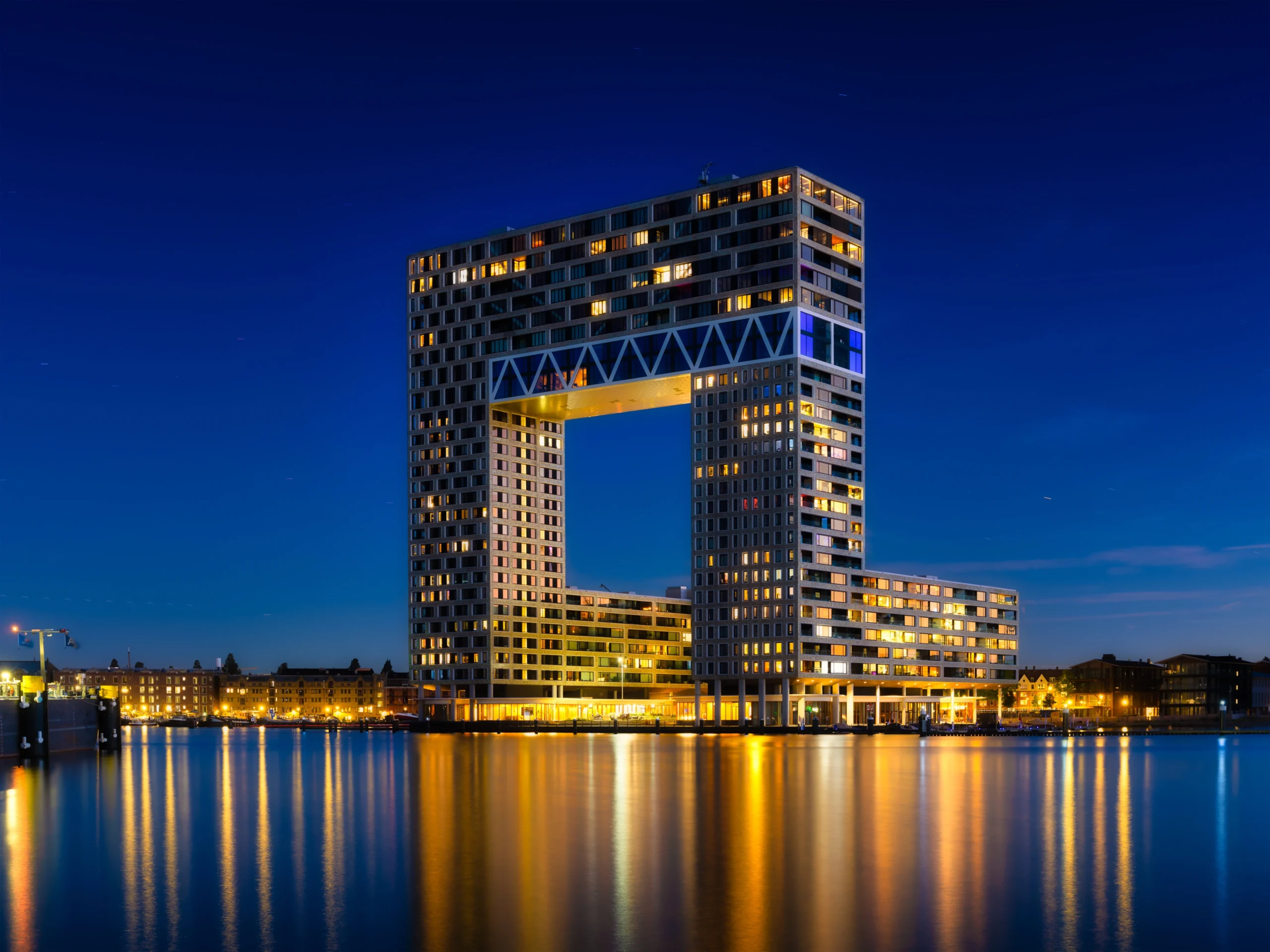 Verlicht woongebouw met huurappartementen aan het IJ in Amsterdam