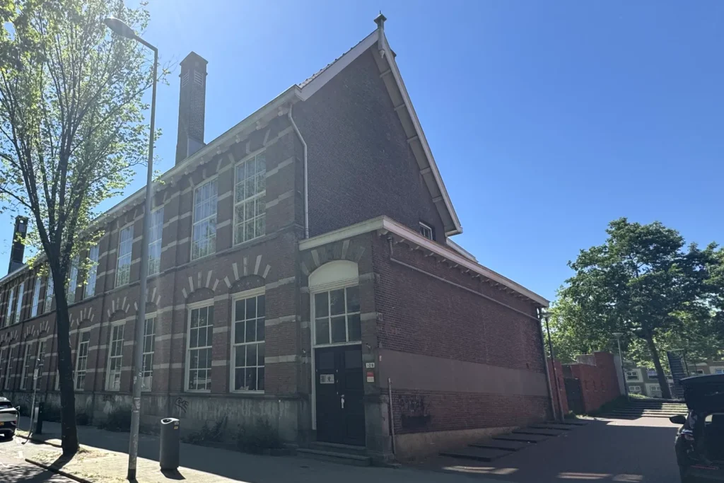 Gemeentelijk monument in Rotterdam met atelierruimtes, gezien vanaf de straathoek