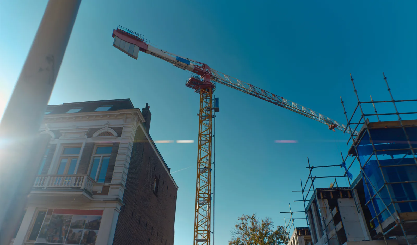 Bouwkraan bij renovatie van een monumentaal woongebouw