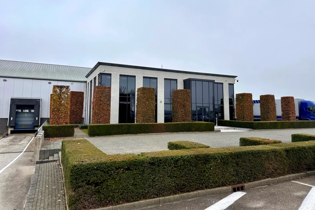 Kantoorgedeelte van een bedrijfspand in Wijk en Aalburg, met de aansluitende bedrijfshal links