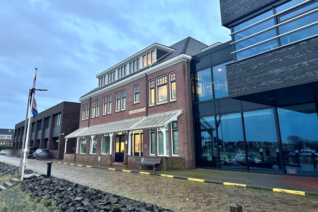 Kantoorpand van het Loodswezen in Hoek van Holland met de oudbouw en de aangebouwde vleugels