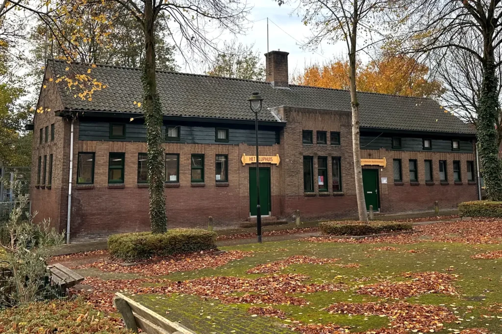 Gemeentelijk monument uit circa 1920 in Arnhem, het verenigingsgebouw gezien vanaf het park