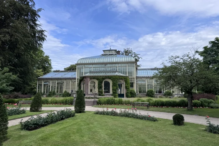 Monumentale kas met glazen kap, gezien vanaf de tuinzijde