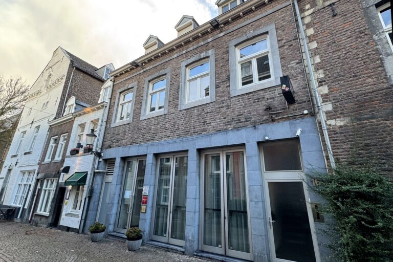 Pand uit 1897 aan de Sint Bernardusstraat in Maastricht met restaurant op de begane grond
