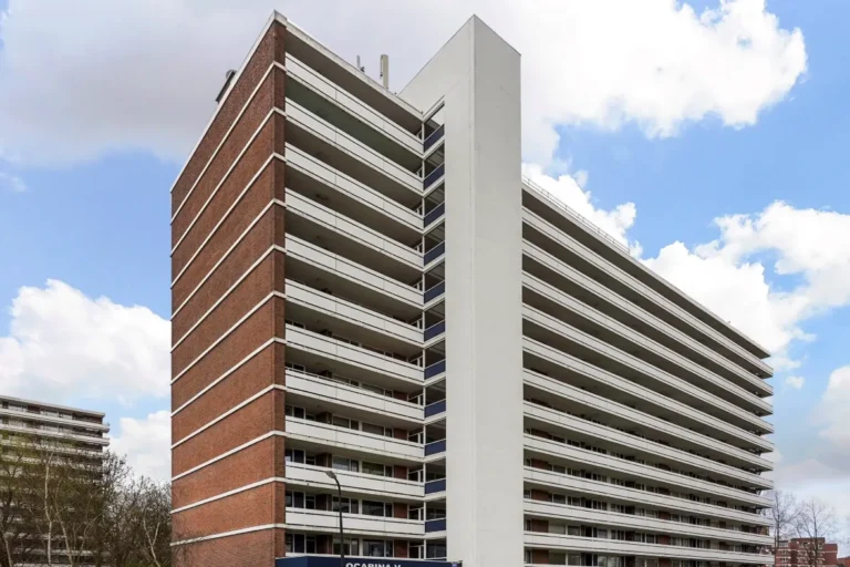 Appartementencomplex uit 1967 in Rijswijk met galerijen aan de zuidzijde