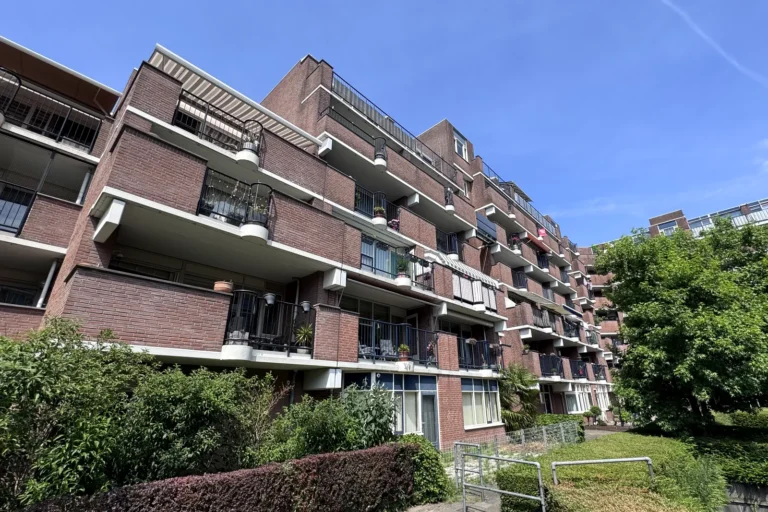 Appartementencomplex uit 1979 in Rijswijk met getrapte balkons, gezien vanaf de tuinzijde