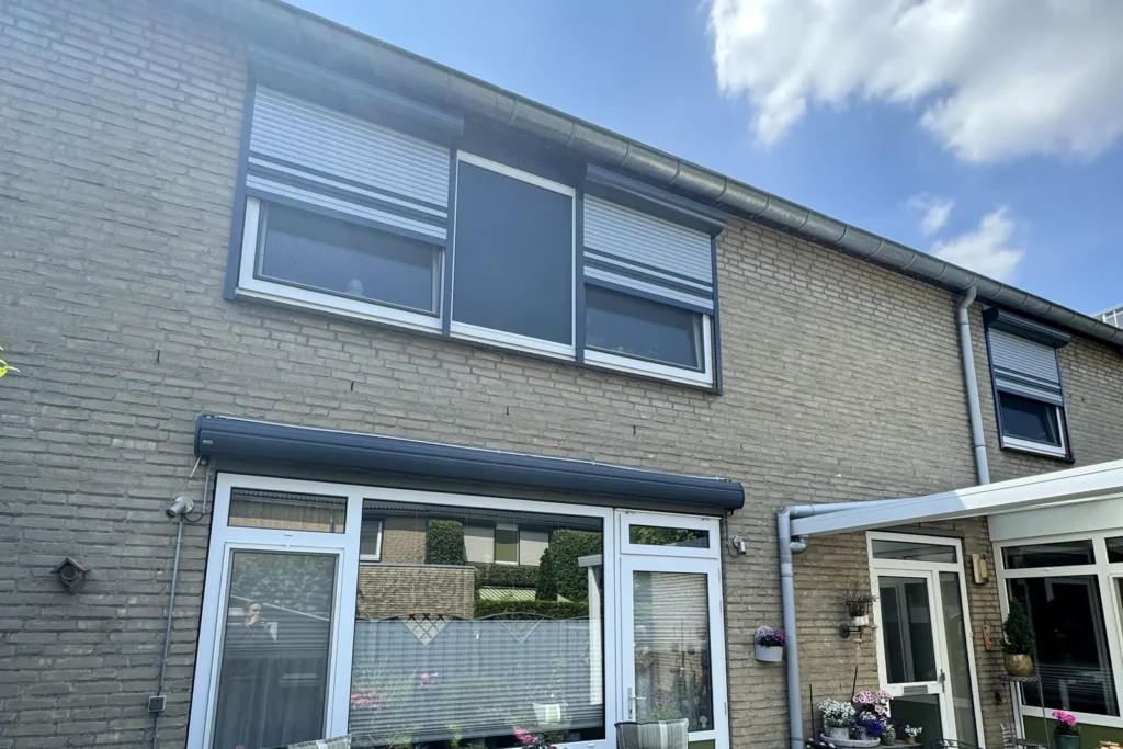 Achterzijde van een rijwoning in Brunssum met terras en aanbouw
