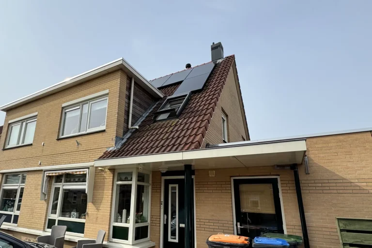 Vooraanzicht van een van de drie onderzochte woningen in Lelystad